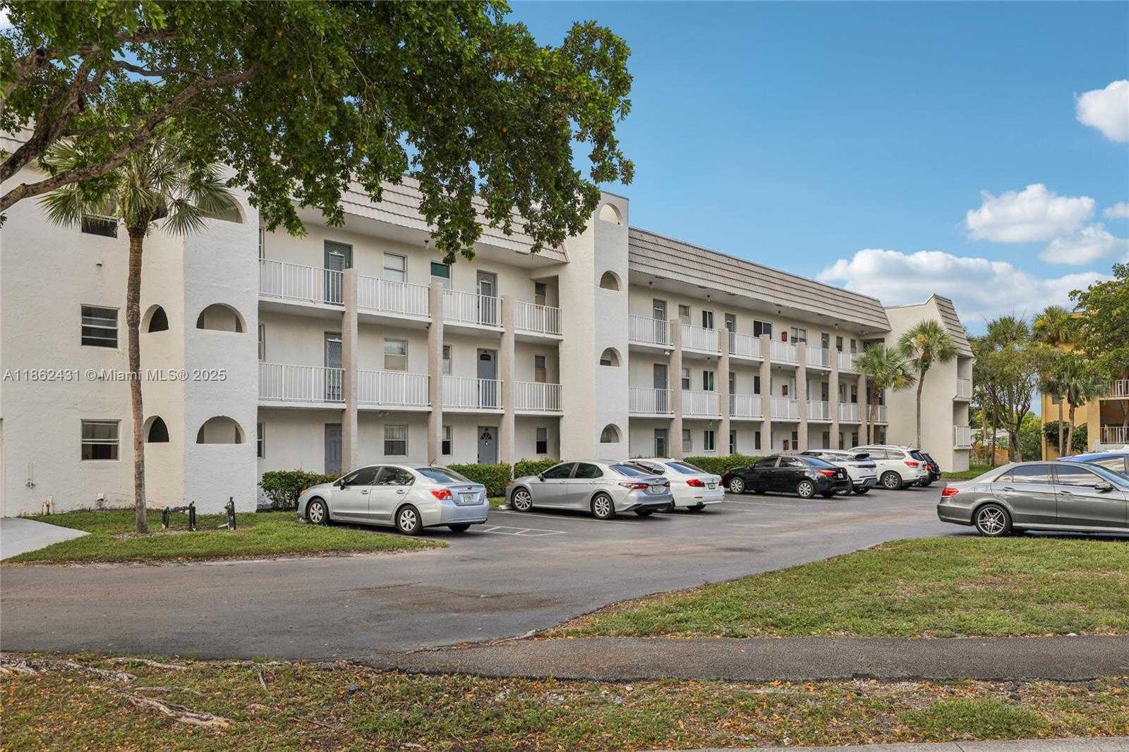Small Image of 8135 SUNRISE LAKES BLVD #208, Sunrise Number 2