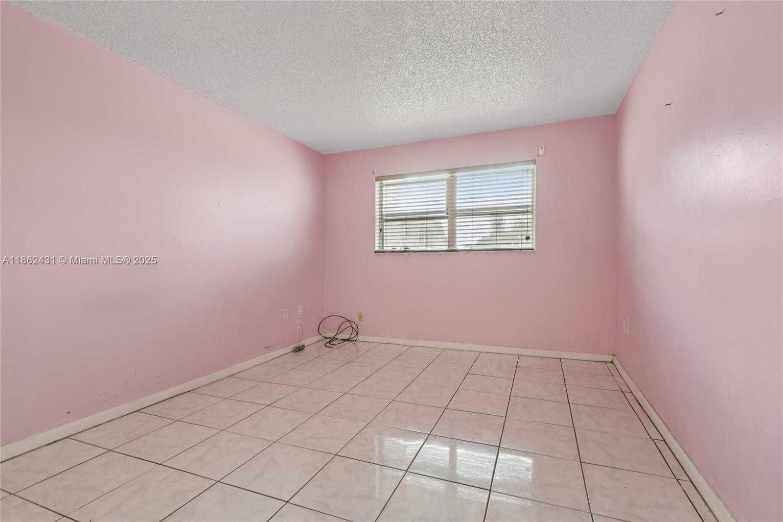 Small Image of 8135 SUNRISE LAKES BLVD #208, Sunrise Number 23