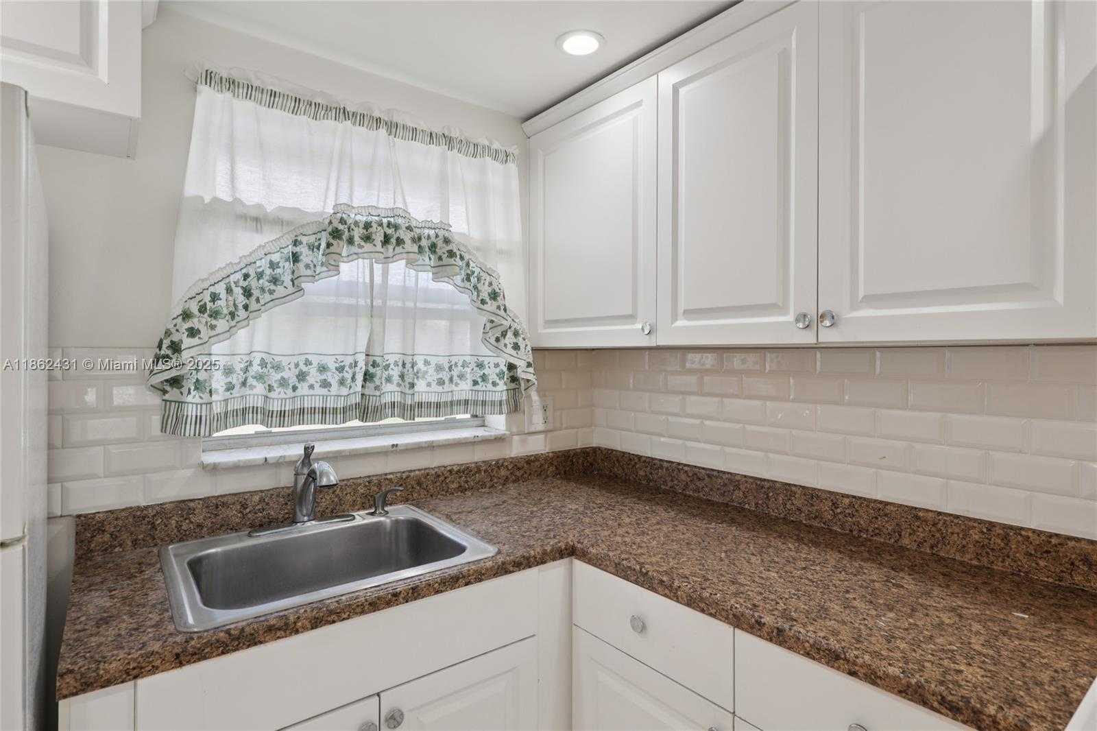 Small Image of 8135 SUNRISE LAKES BLVD #208, Sunrise Number 5