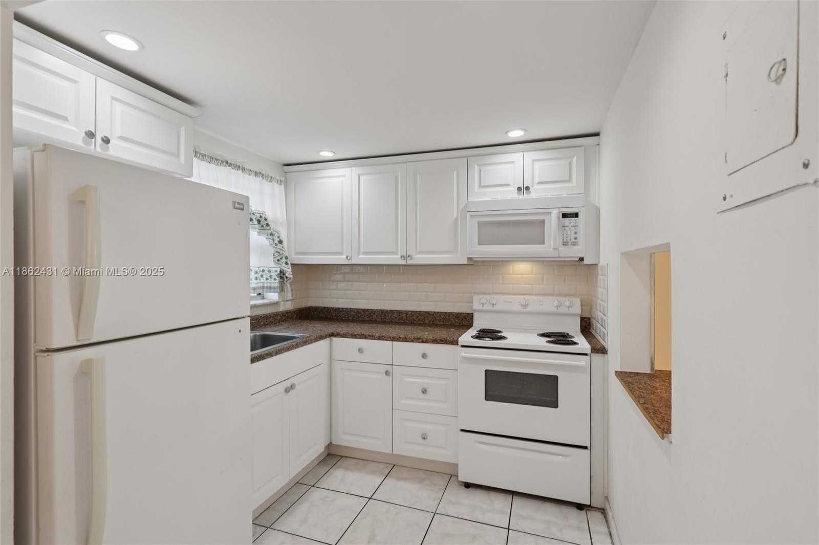 Small Image of 8135 SUNRISE LAKES BLVD #208, Sunrise Number 6