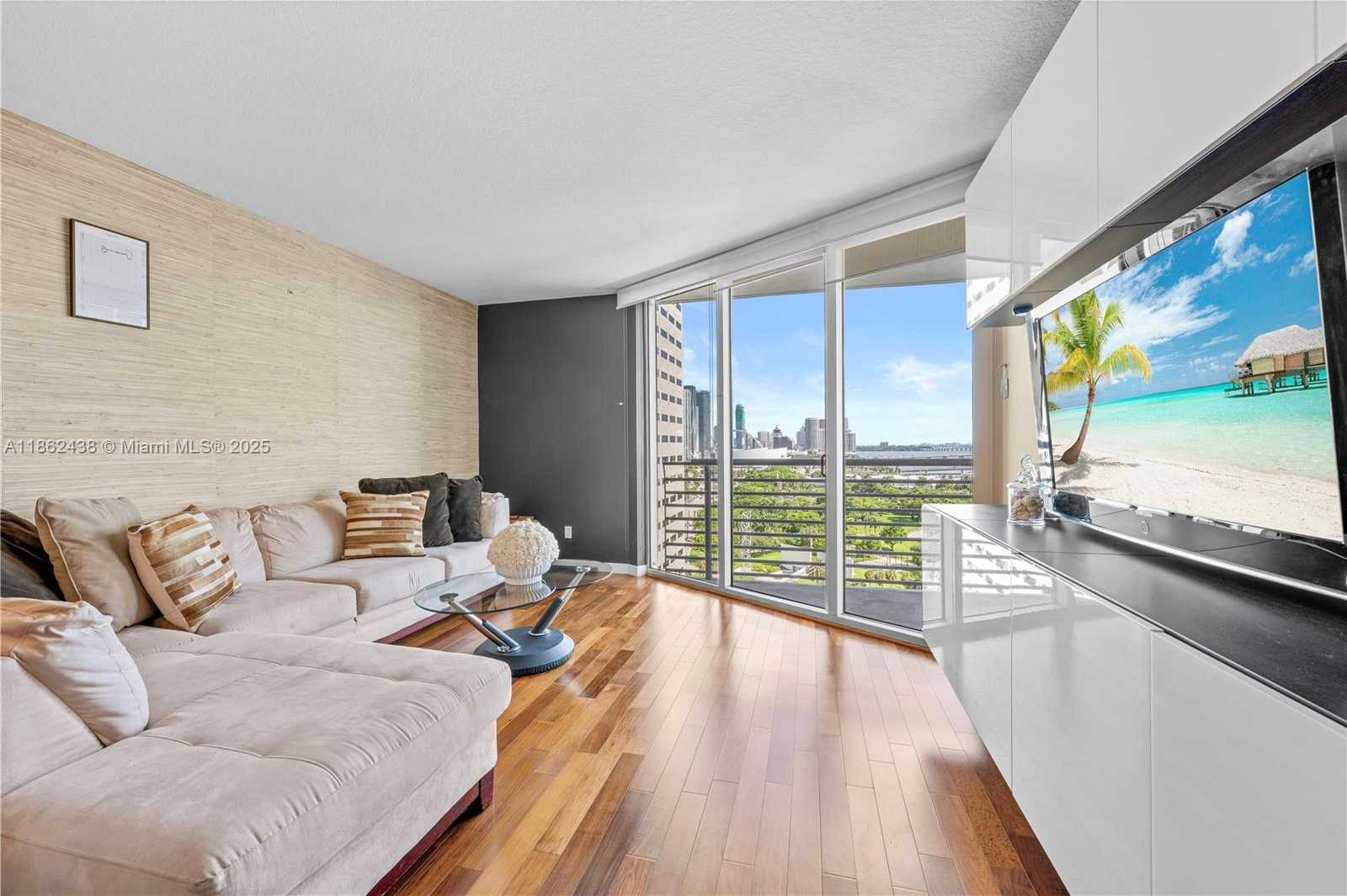 Small Image of 325 SOUTH BISCAYNE BLVD #1918, Miami Number 4