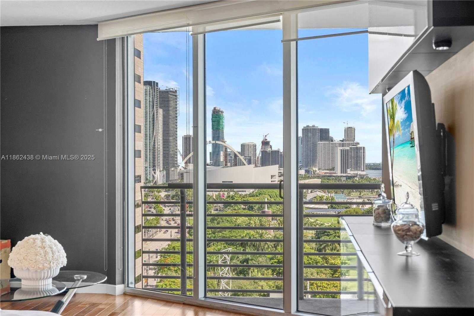 Small Image of 325 SOUTH BISCAYNE BLVD #1918, Miami Number 7