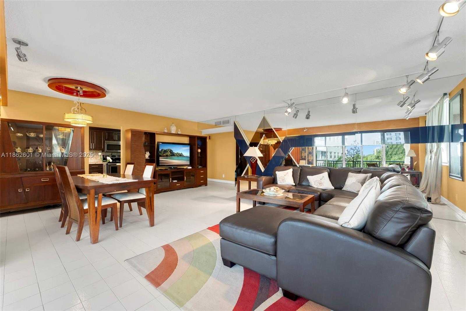 Small Image of 3800 HILLCREST DR #412, Hollywood Number 16