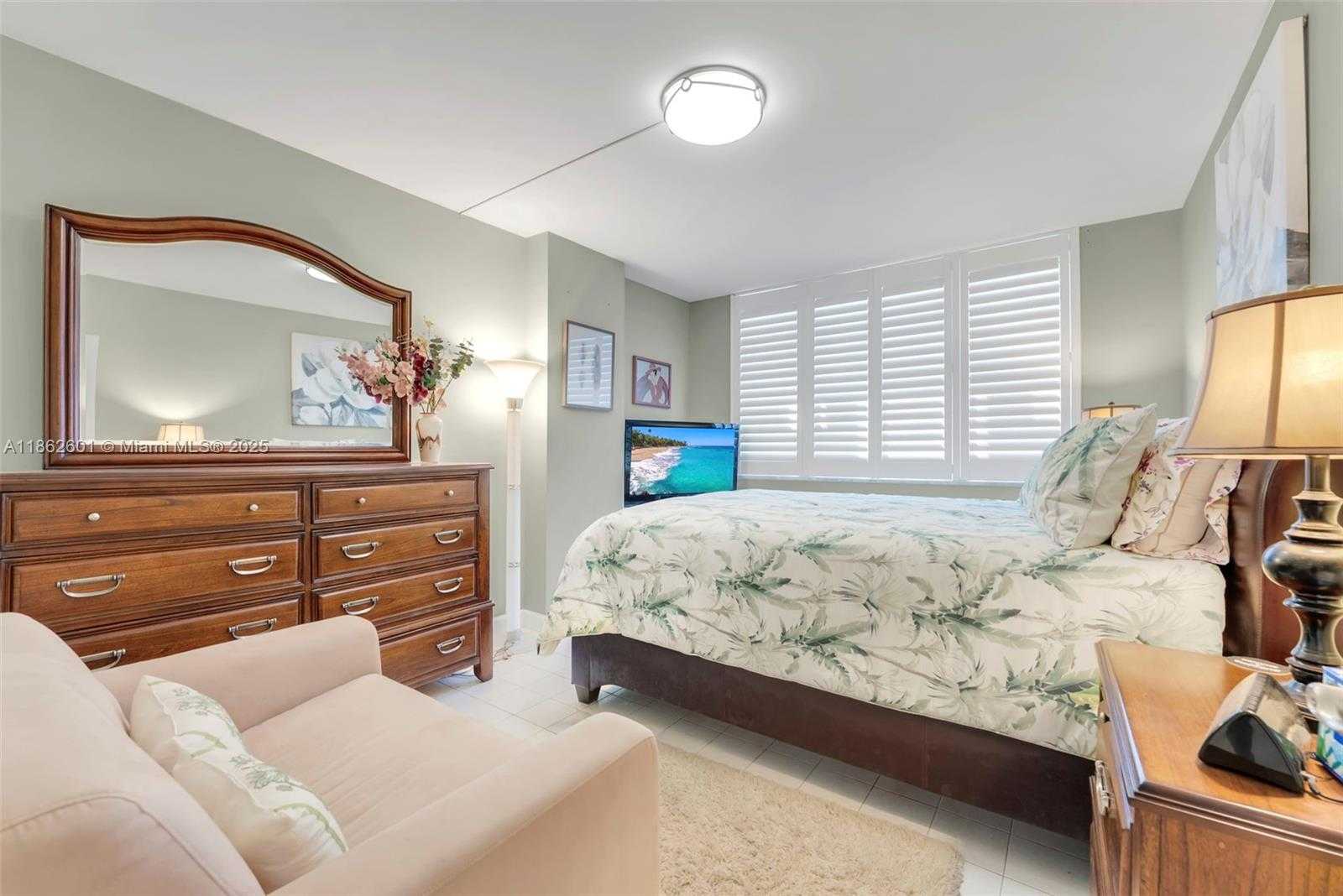Small Image of 3800 HILLCREST DR #412, Hollywood Number 18