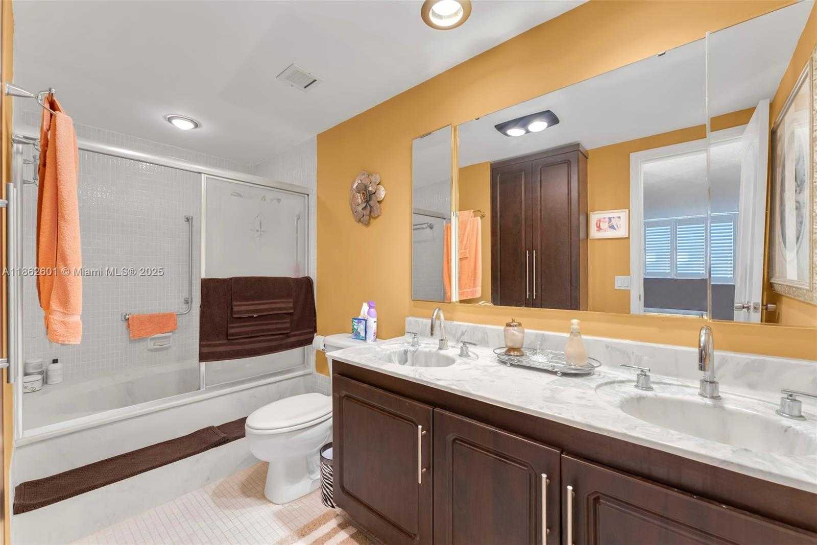 Small Image of 3800 HILLCREST DR #412, Hollywood Number 25