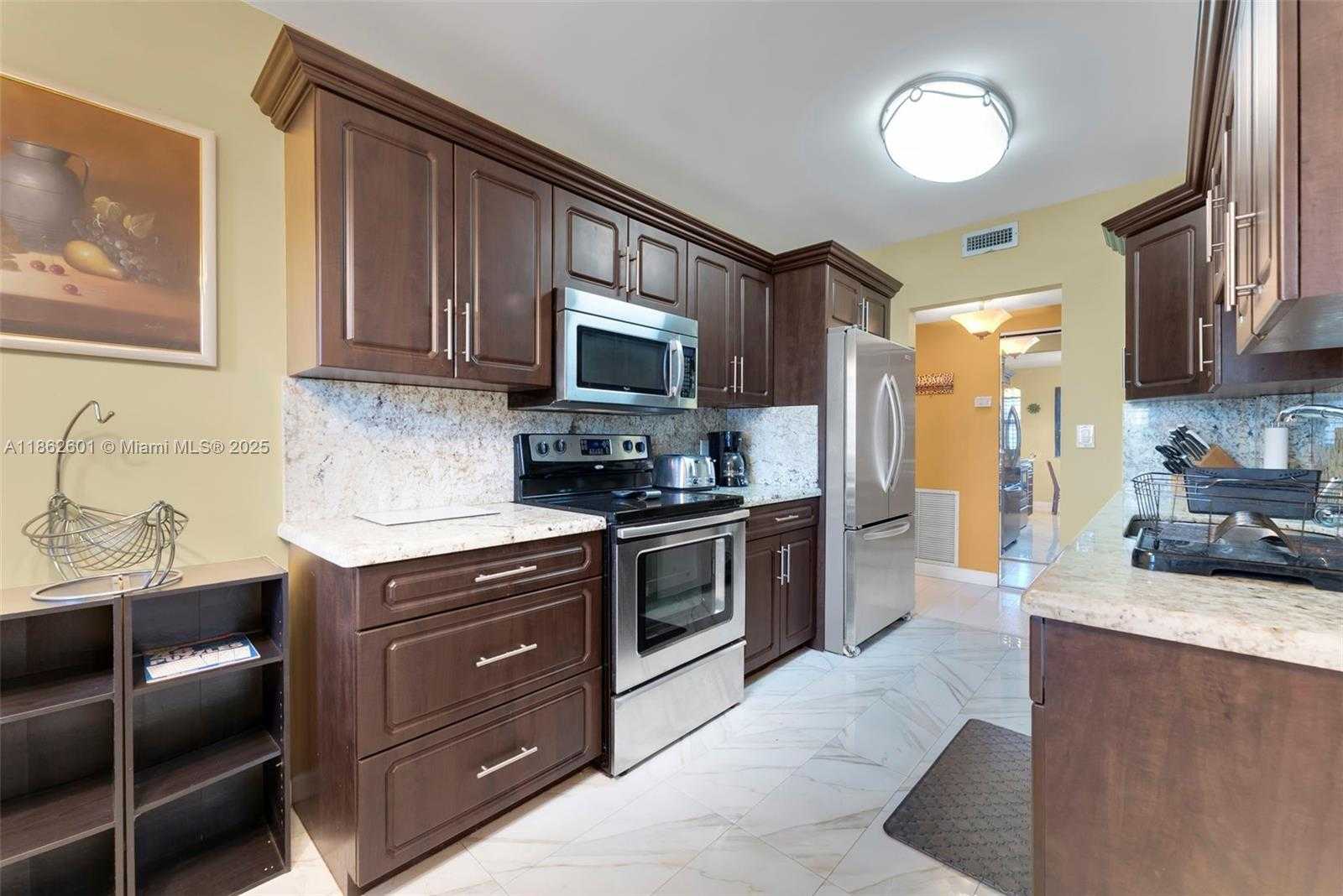 Small Image of 3800 HILLCREST DR #412, Hollywood Number 5