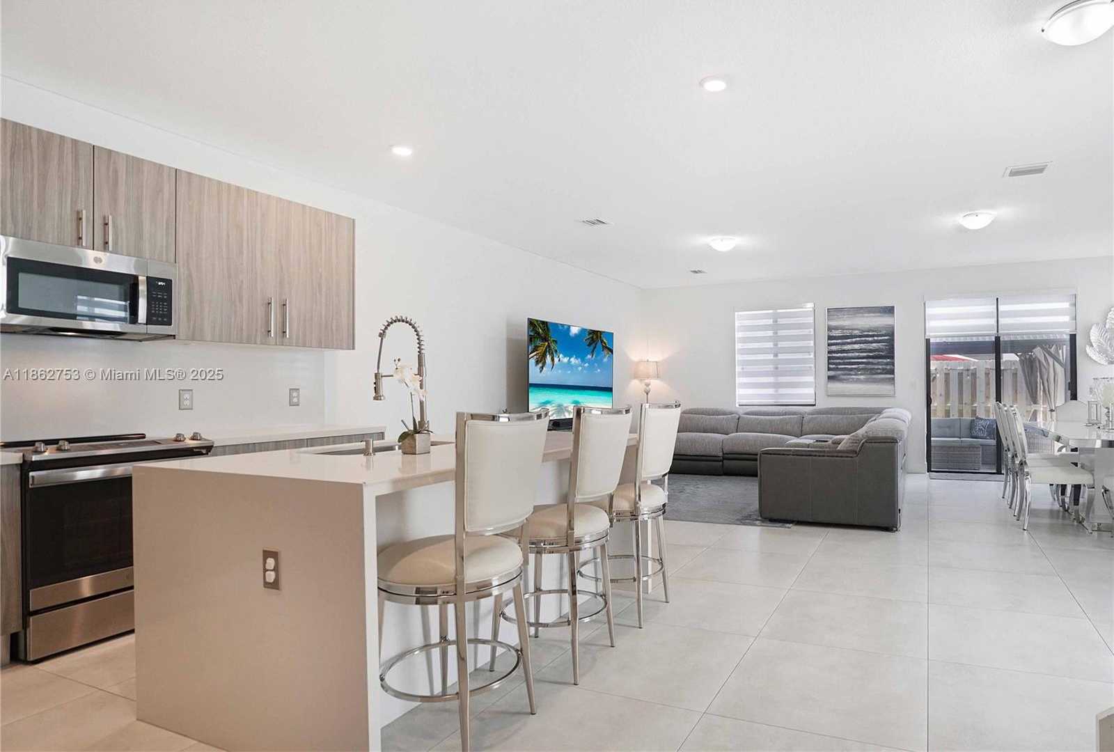 Small Image of 13663 SOUTH WEST 158TH AVE, Miami Number 4