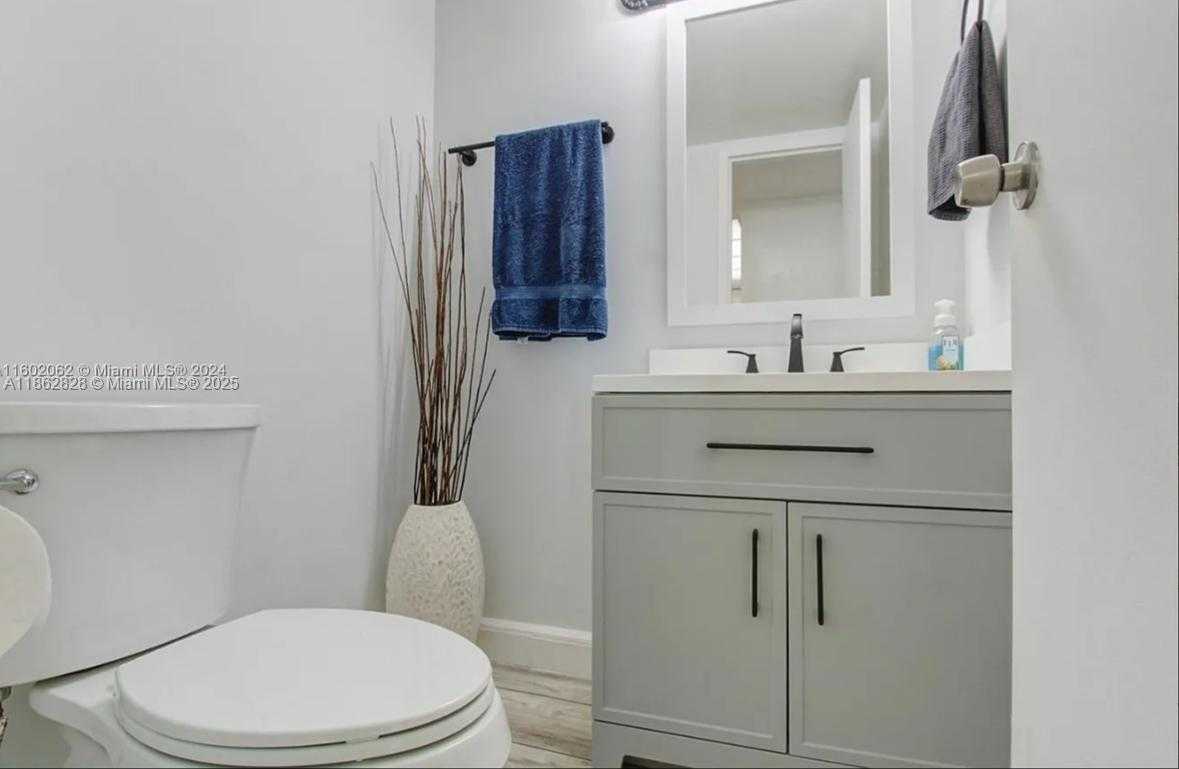 Small Image of 2655 COLLINS AVE #2007, Miami Beach Number 19