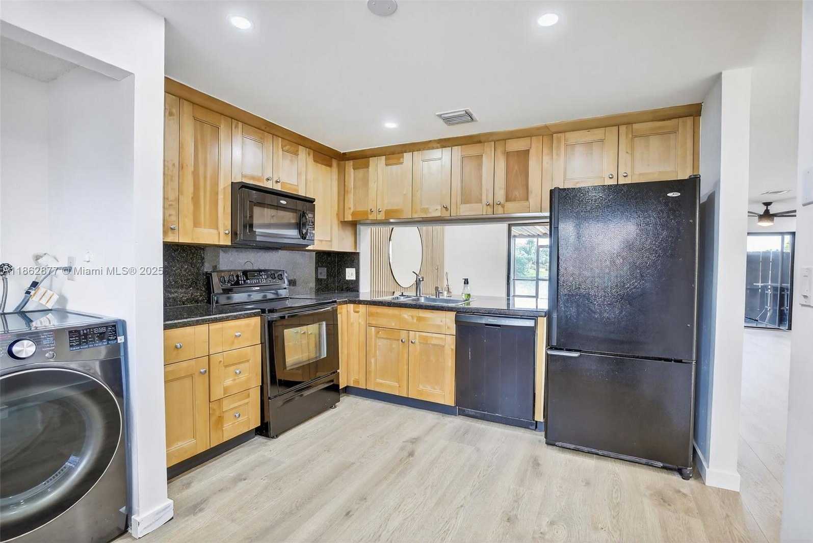 Small Image of 340 SOUTH WEST 97TH AVE, Pembroke Pines Number 7
