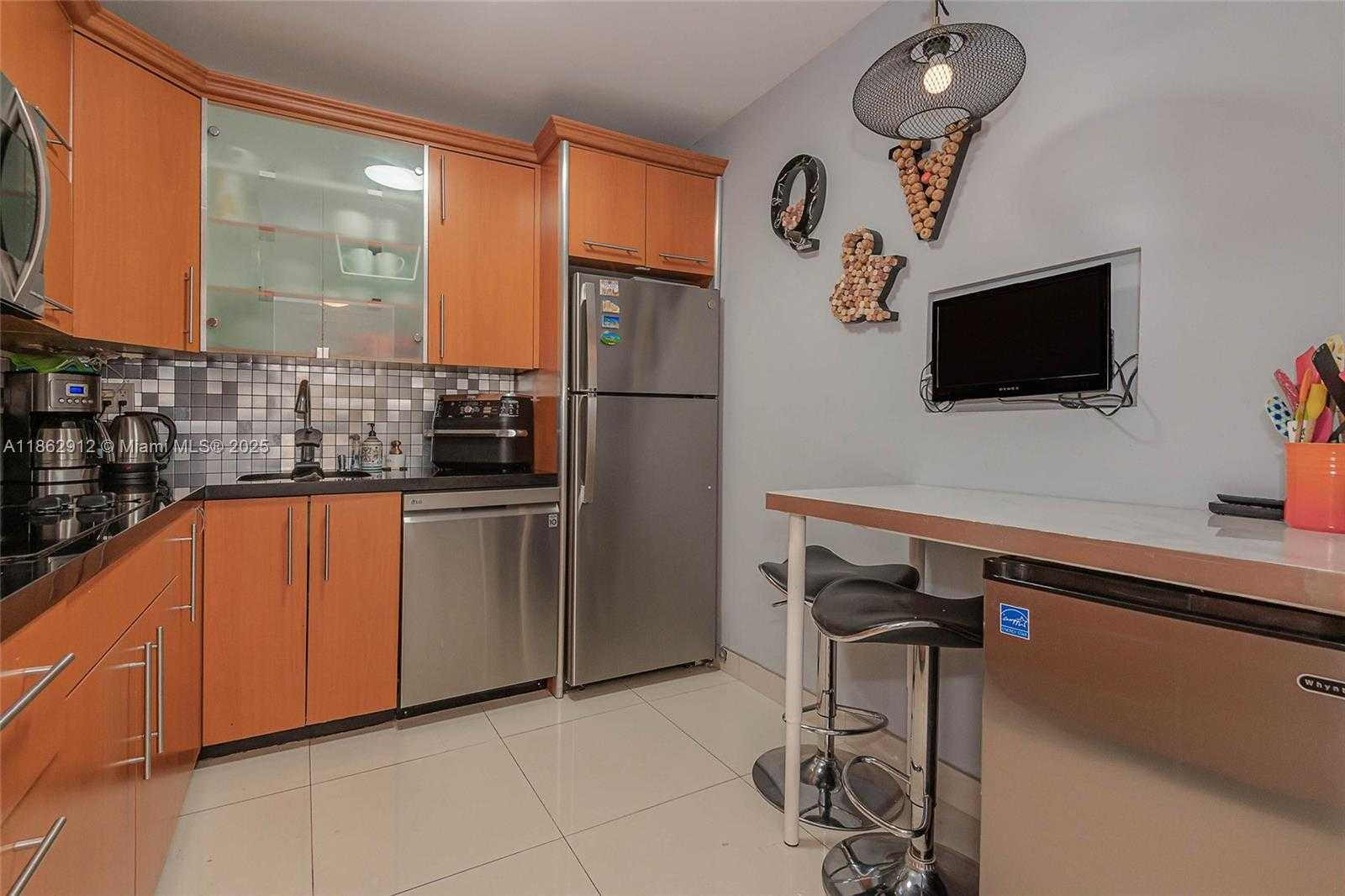 Small Image of 3725 SOUTH OCEAN DR #1221, Hollywood Number 9