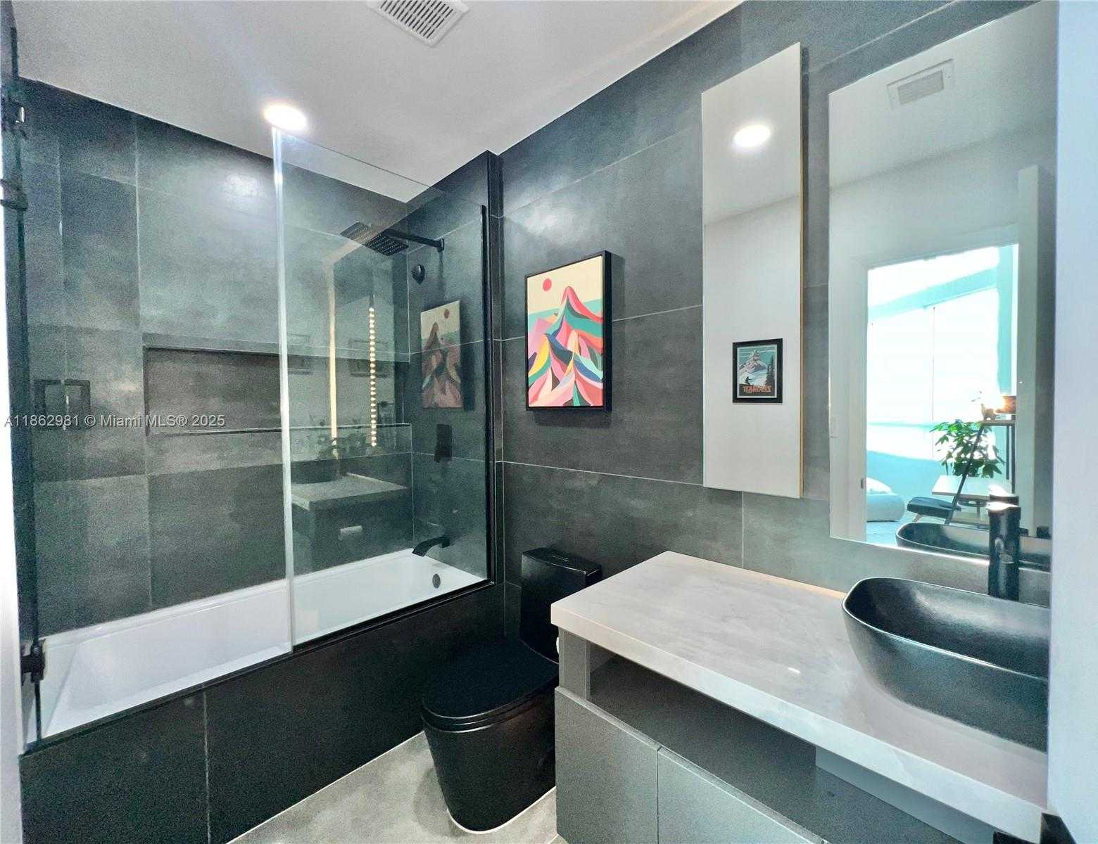 Small Image of 1900 NORTH BAYSHORE DR #909, Miami Number 17
