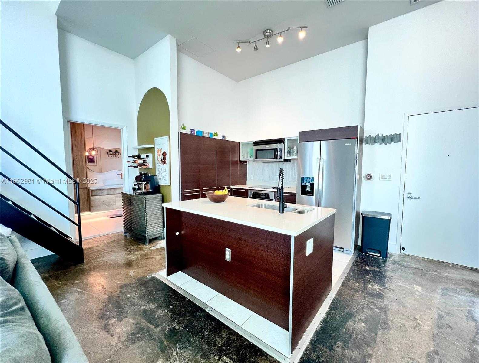 Small Image of 1900 NORTH BAYSHORE DR #909, Miami Number 2