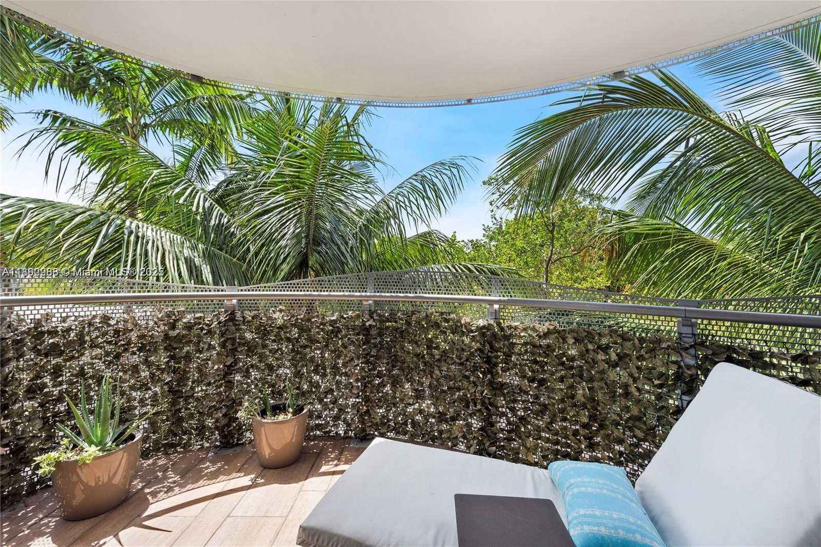 Small Image of 2155 WASHINGTON CT #309, Miami Beach Number 2