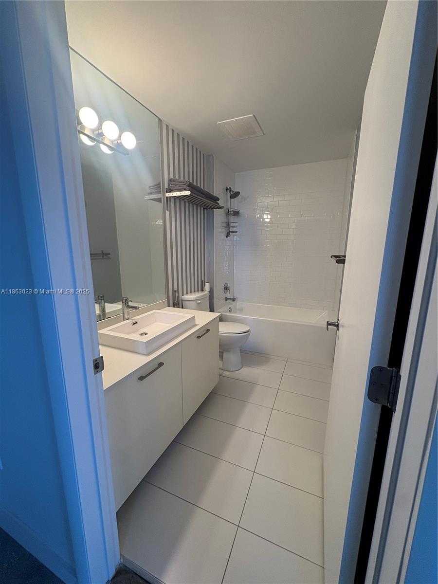 Small Image of 151 SOUTH EAST 1ST ST #2401, Miami Number 4