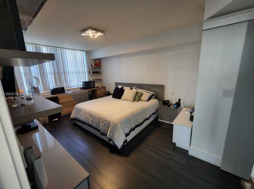 Small Image of 19501 WEST COUNTRY CLUB DR #1508, Aventura Number 5