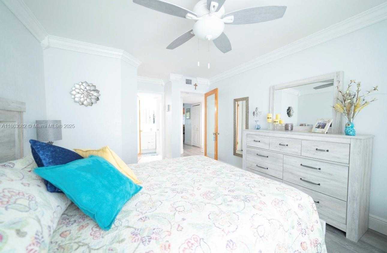 Small Image of Miami Number 15