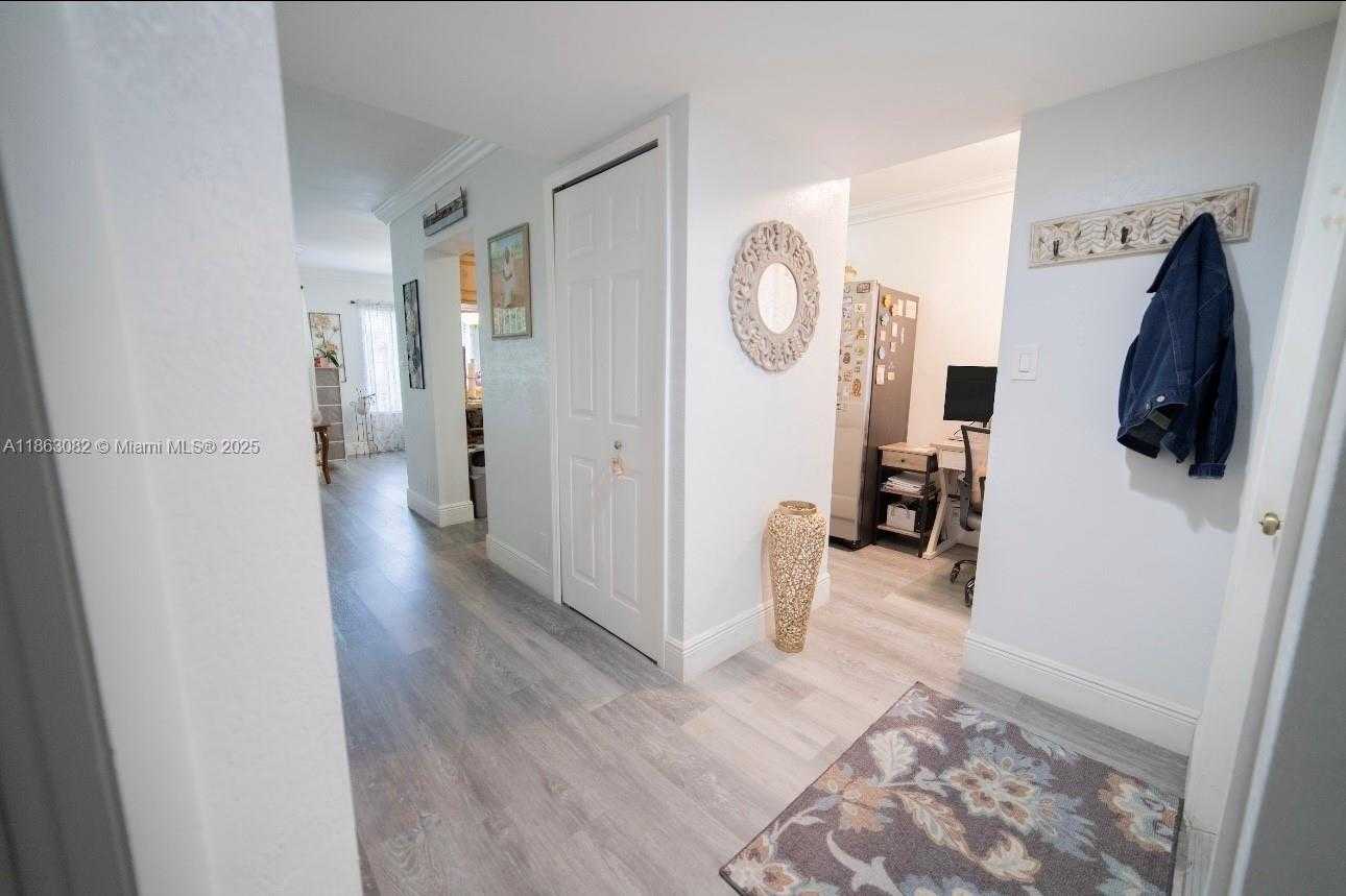 Small Image of Miami Number 3