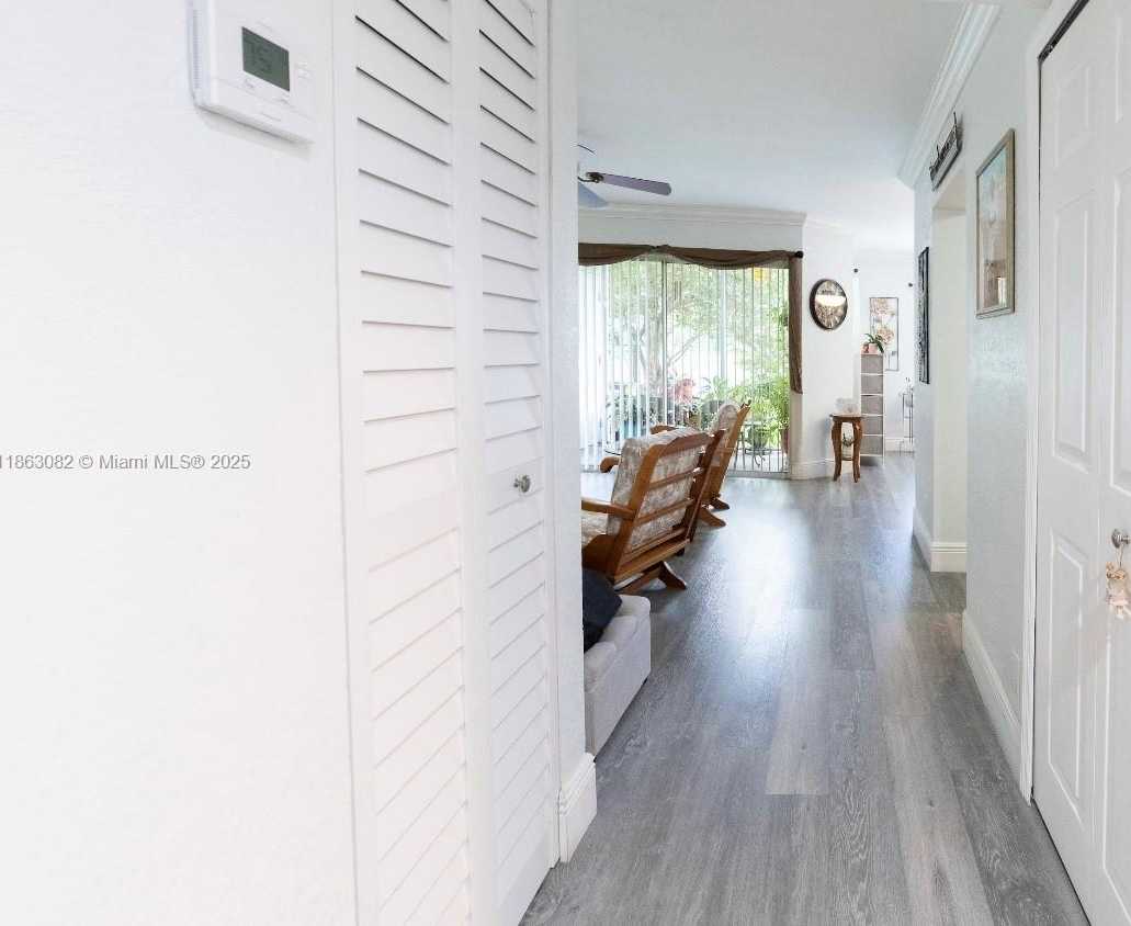 Small Image of Miami Number 8