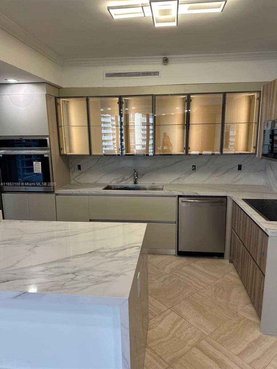 Small Image of 19500 TURNBERRY WAY #12E, Aventura Number 2
