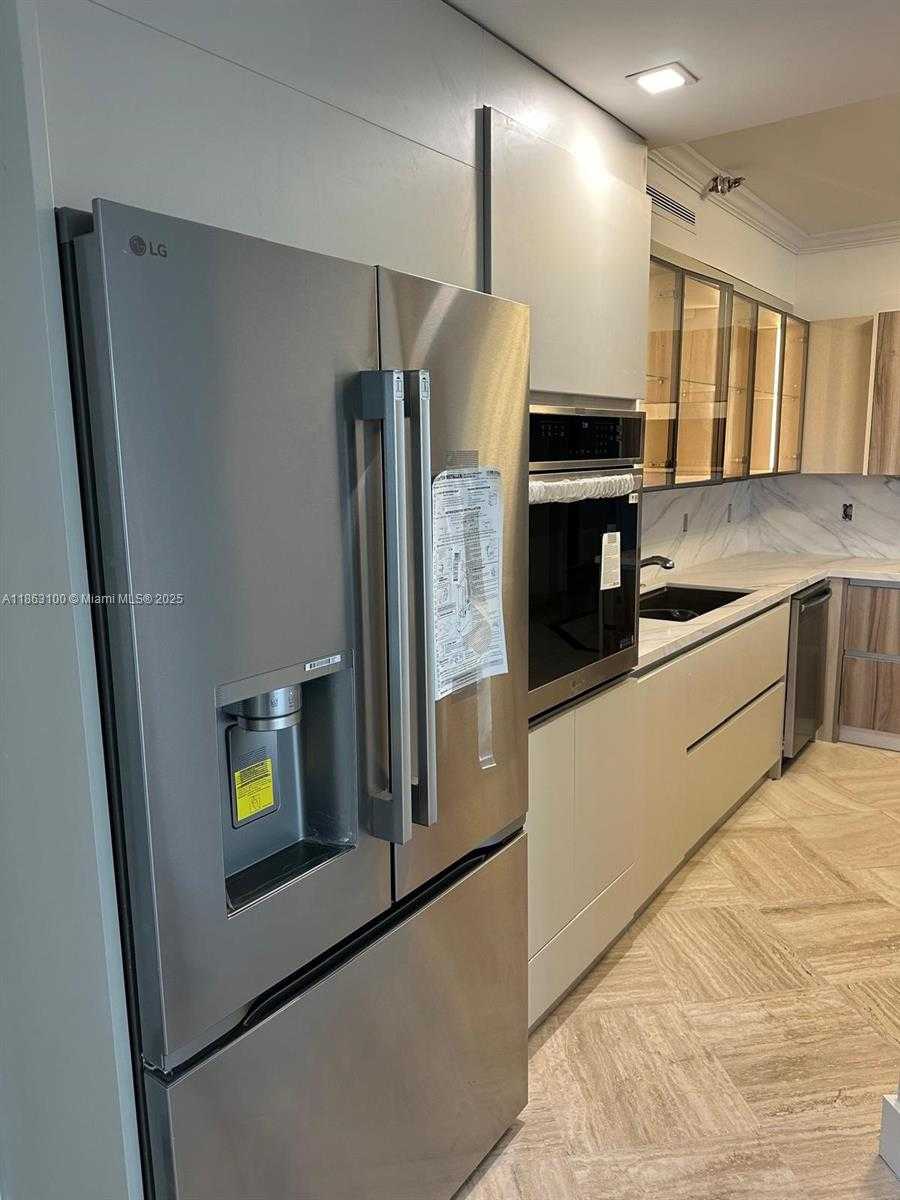 Small Image of 19500 TURNBERRY WAY #12E, Aventura Number 20