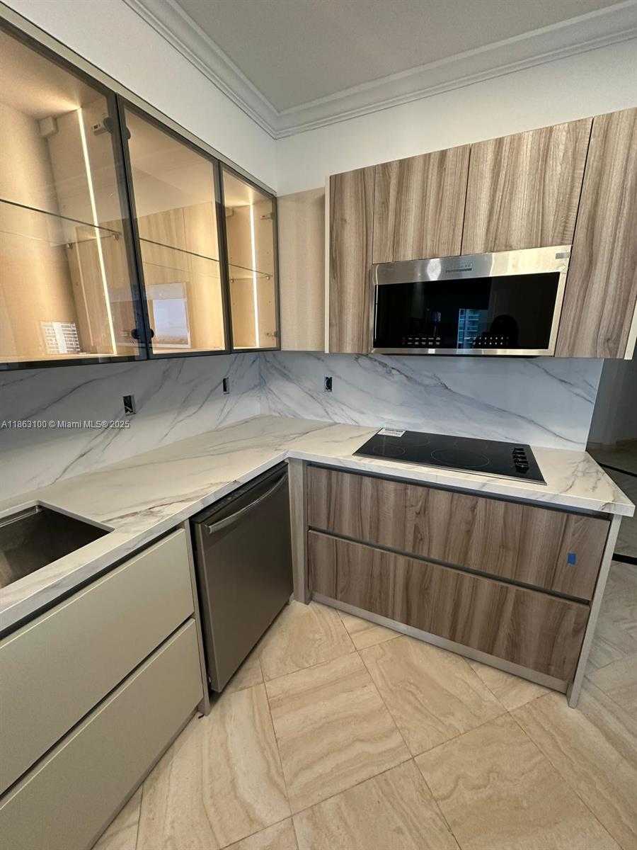 Small Image of 19500 TURNBERRY WAY #12E, Aventura Number 3