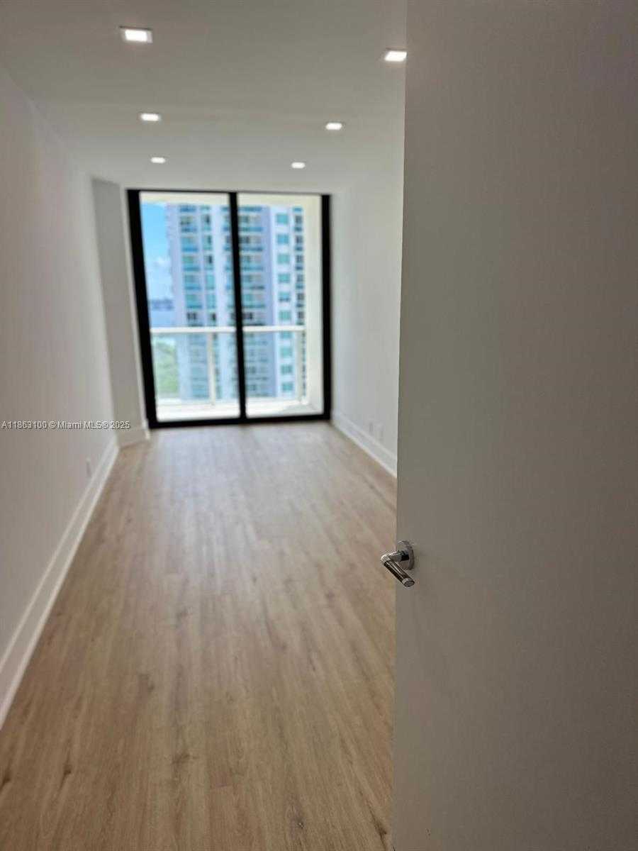 Small Image of 19500 TURNBERRY WAY #12E, Aventura Number 38
