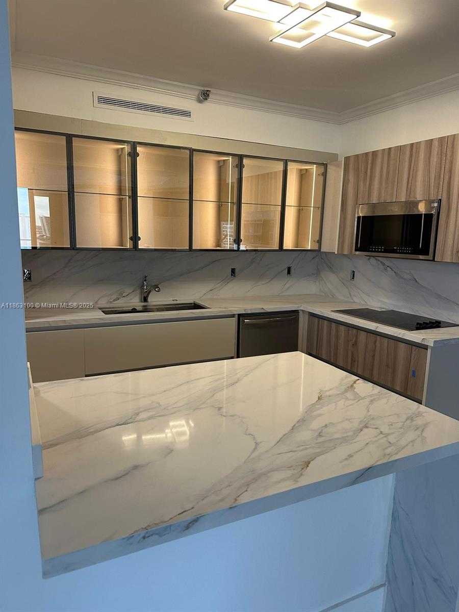 Small Image of 19500 TURNBERRY WAY #12E, Aventura Number 4
