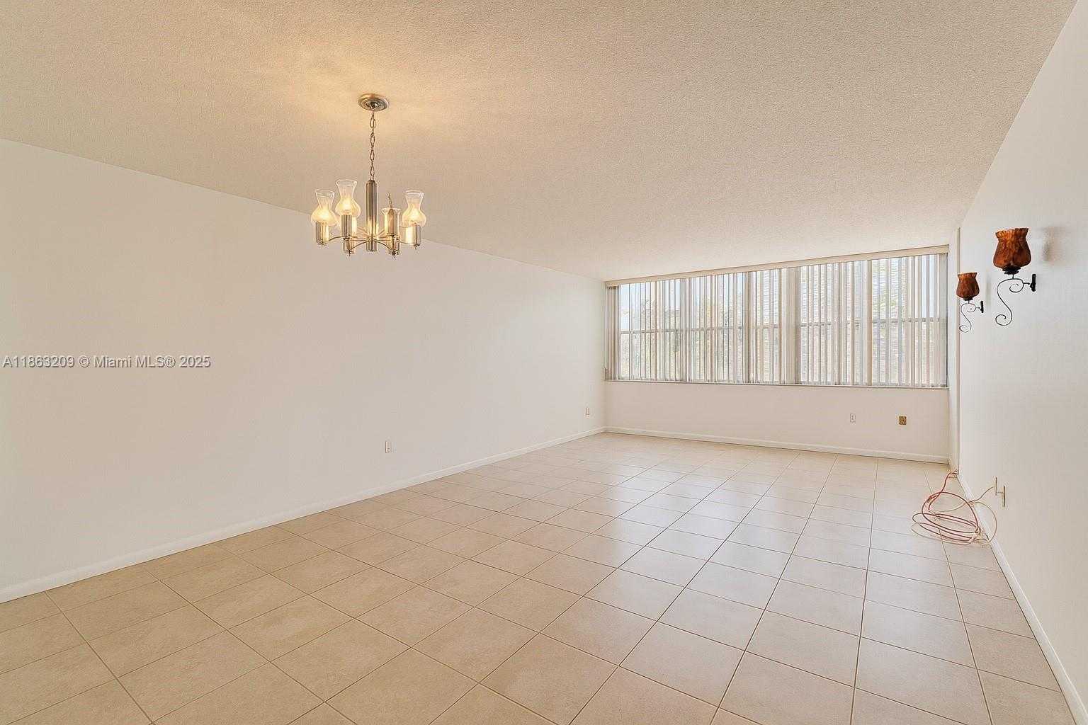 Small Image of 1300 NORTH EAST MIAMI GARDENS DR #219E, Miami Number 3