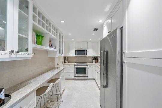 Small Image of 90 EDGEWATER DR #820, Coral Gables Number 11