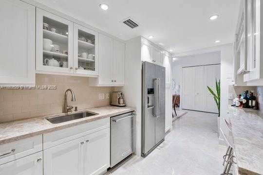 Small Image of 90 EDGEWATER DR #820, Coral Gables Number 12