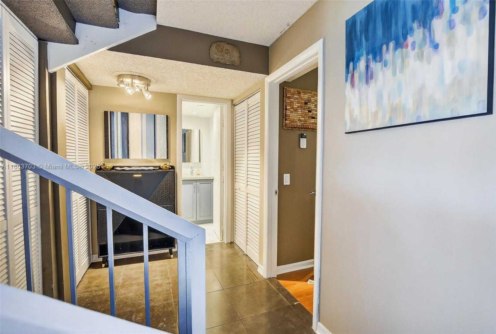 Small Image of 1530 WEST GOLFVIEW DR, Pembroke Pines Number 11