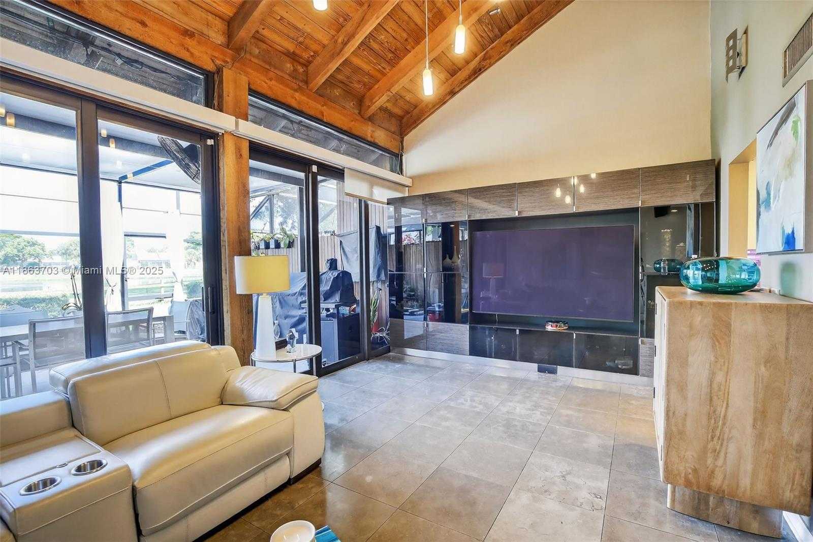 Small Image of 1530 WEST GOLFVIEW DR, Pembroke Pines Number 14