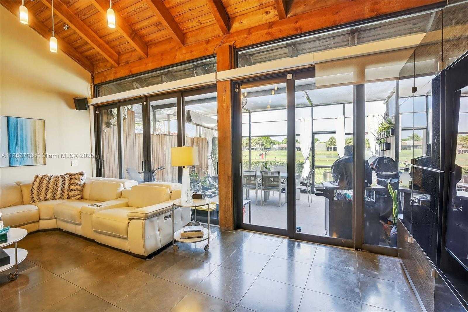 Small Image of 1530 WEST GOLFVIEW DR, Pembroke Pines Number 16