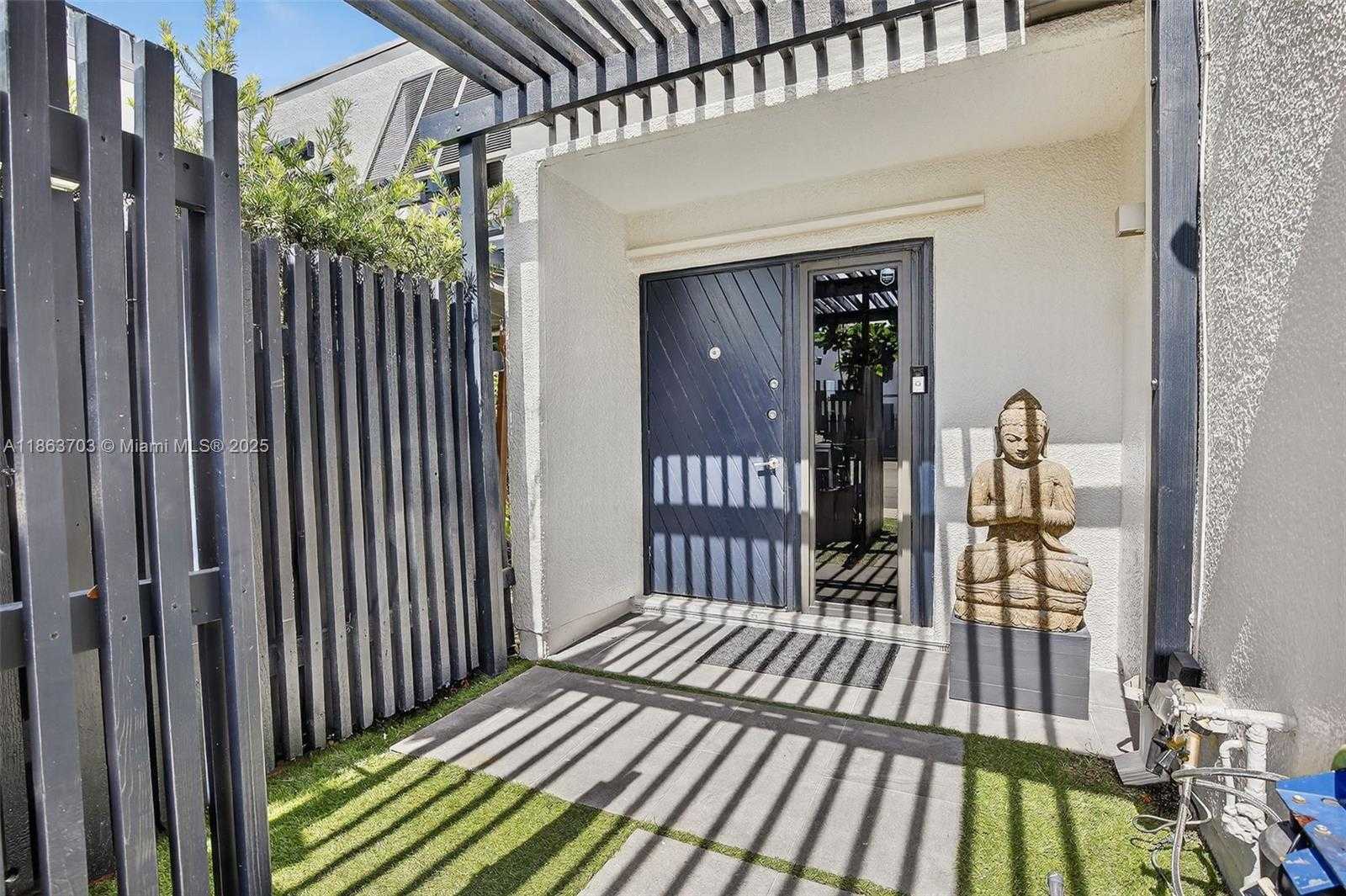 Small Image of 1530 WEST GOLFVIEW DR, Pembroke Pines Number 2