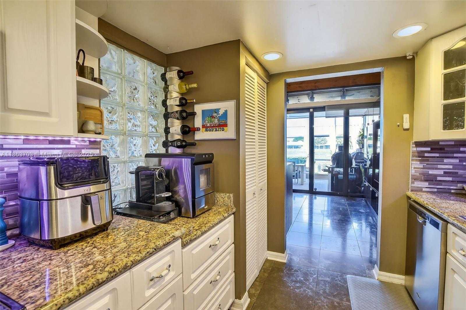 Small Image of 1530 WEST GOLFVIEW DR, Pembroke Pines Number 20