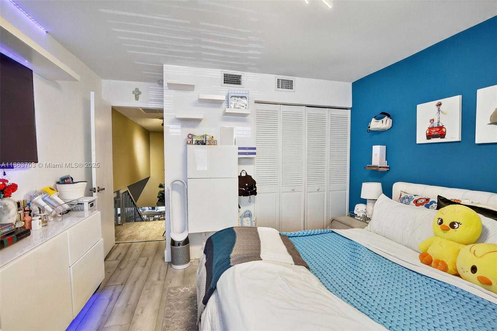 Small Image of 1530 WEST GOLFVIEW DR, Pembroke Pines Number 23