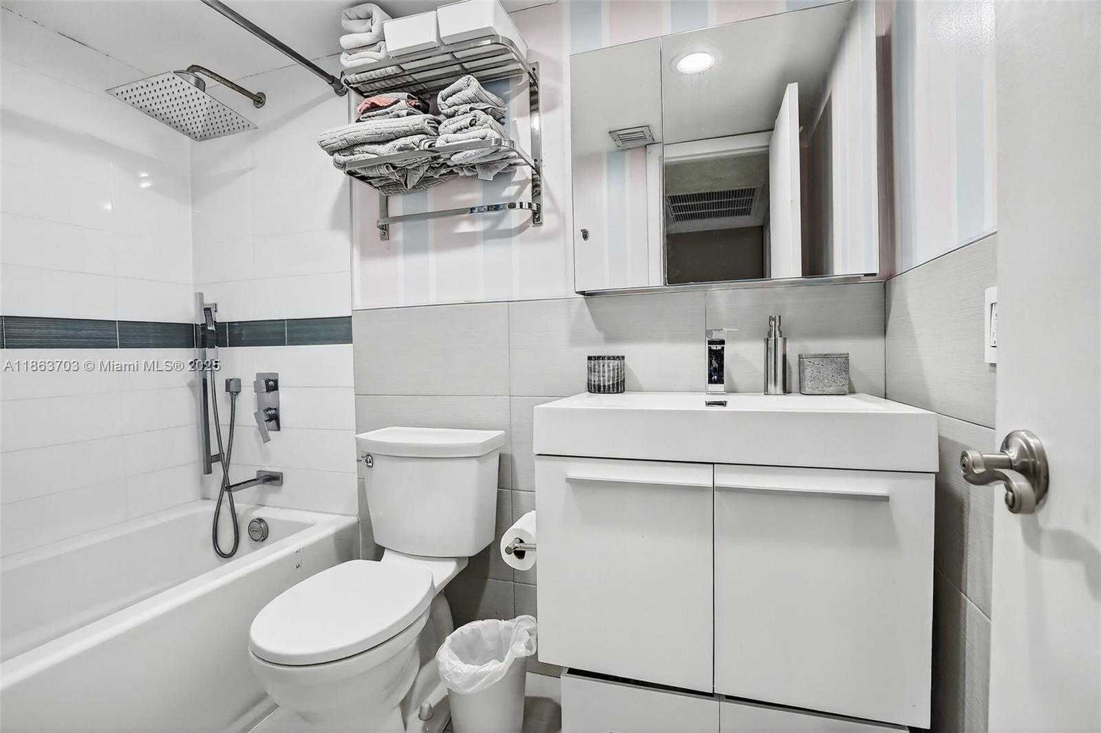 Small Image of 1530 WEST GOLFVIEW DR, Pembroke Pines Number 24