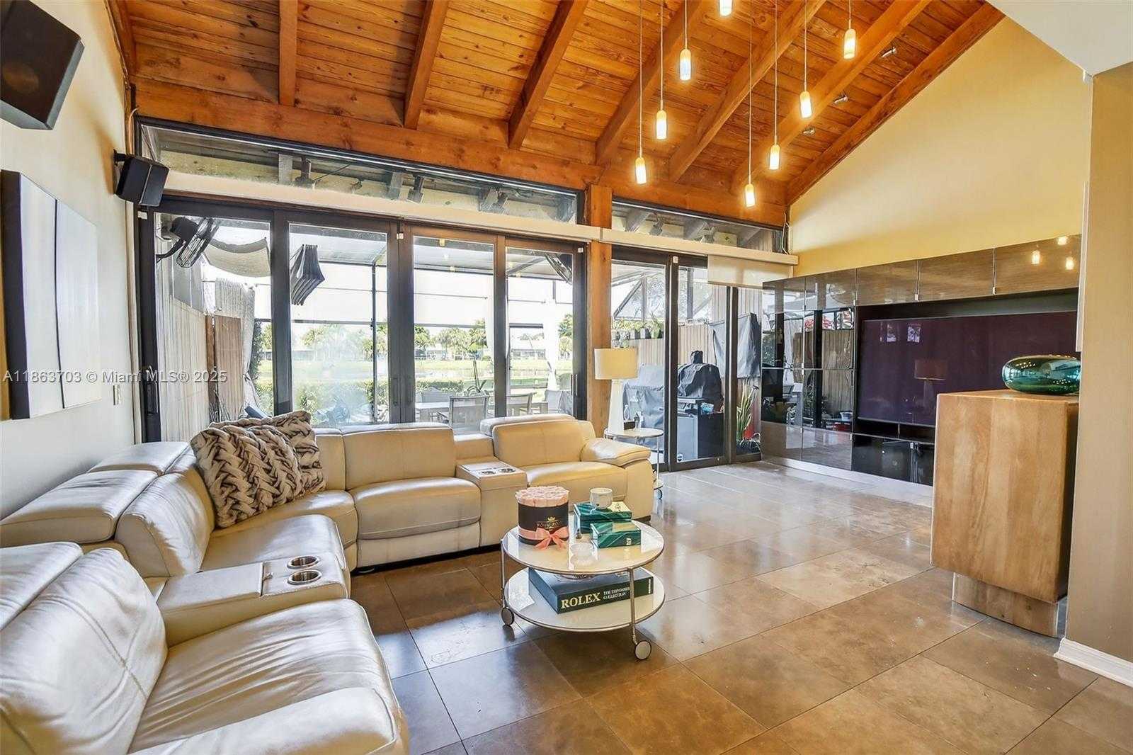 Small Image of 1530 WEST GOLFVIEW DR, Pembroke Pines Number 3