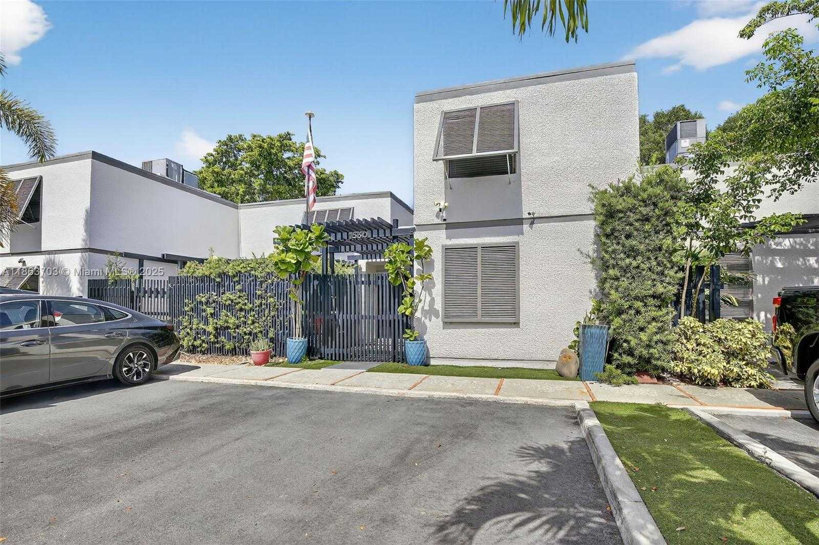 Small Image of 1530 WEST GOLFVIEW DR, Pembroke Pines Number 4