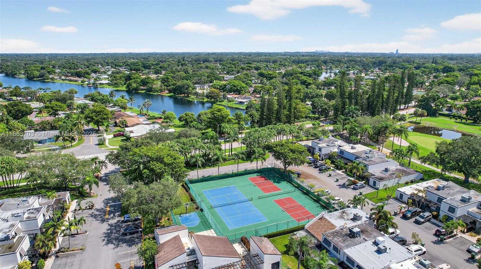 Small Image of 1530 WEST GOLFVIEW DR, Pembroke Pines Number 49