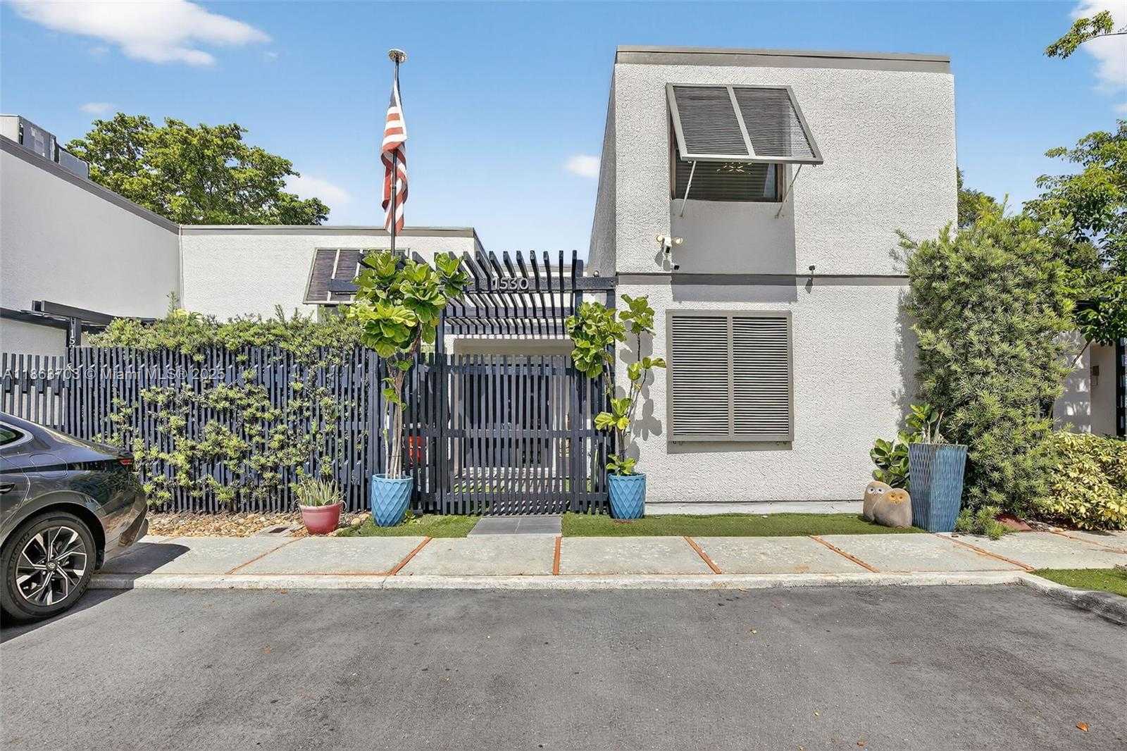 Small Image of 1530 WEST GOLFVIEW DR, Pembroke Pines Number 5