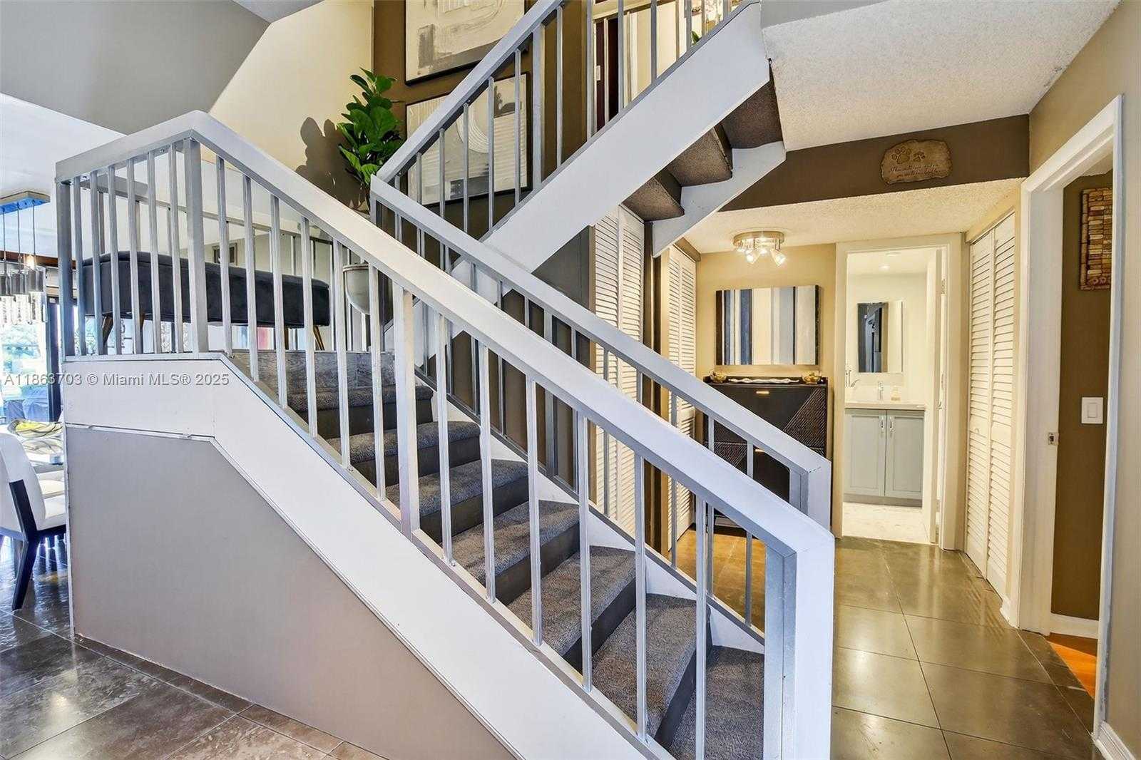 Small Image of 1530 WEST GOLFVIEW DR, Pembroke Pines Number 7