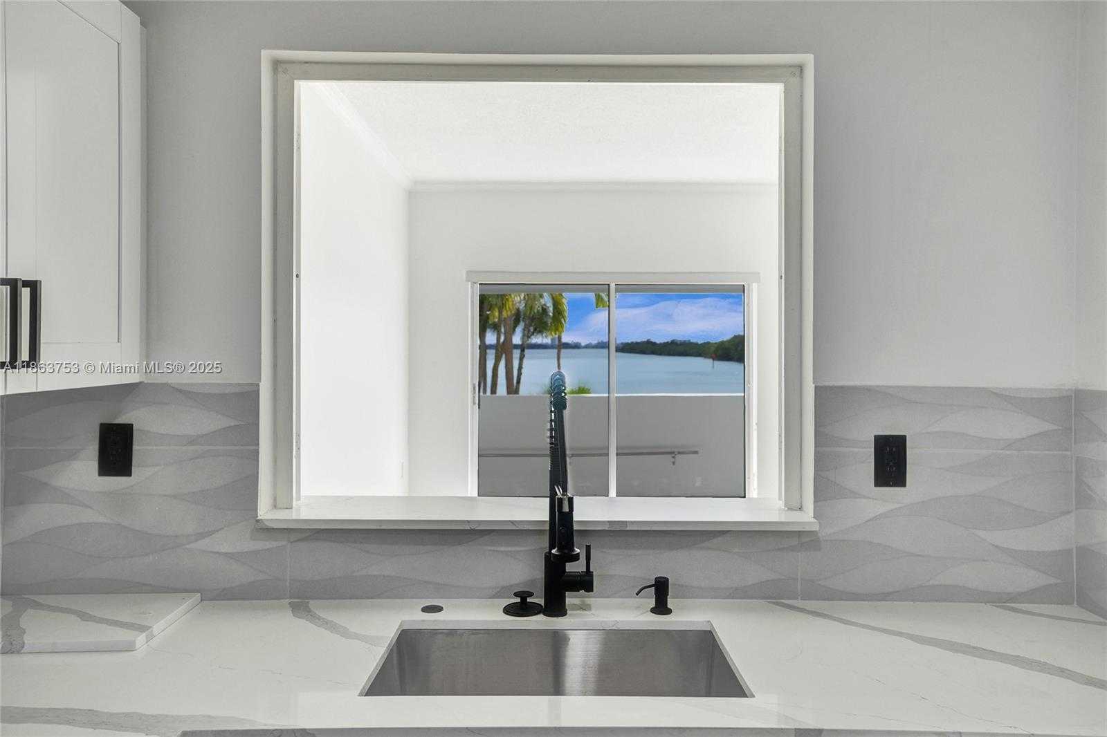Small Image of 500 BAYVIEW DR #118, Sunny Isles Beach Number 3