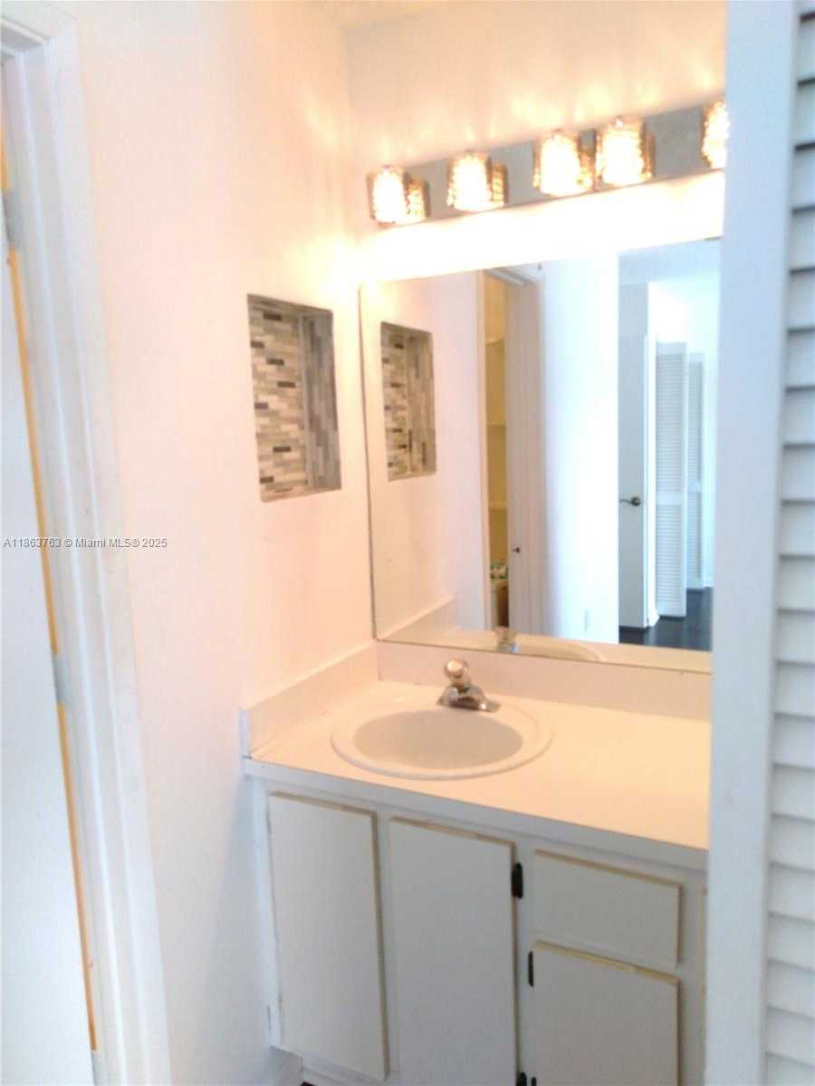 Small Image of 1532 GABRIEL ST, Hollywood Number 15