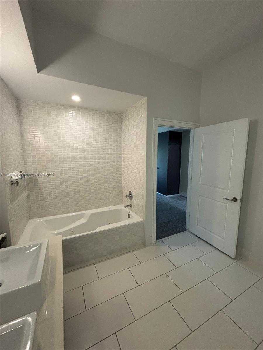Small Image of 5300 NORTH WEST 87TH AVE #913, Doral Number 16