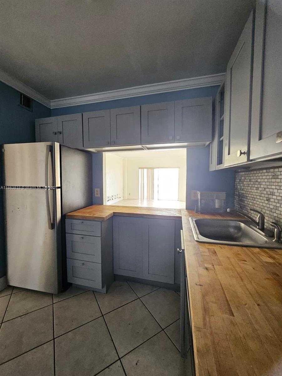 Small Image of 1455 NORTH TREASURE DR #7G, North Bay Village Number 6