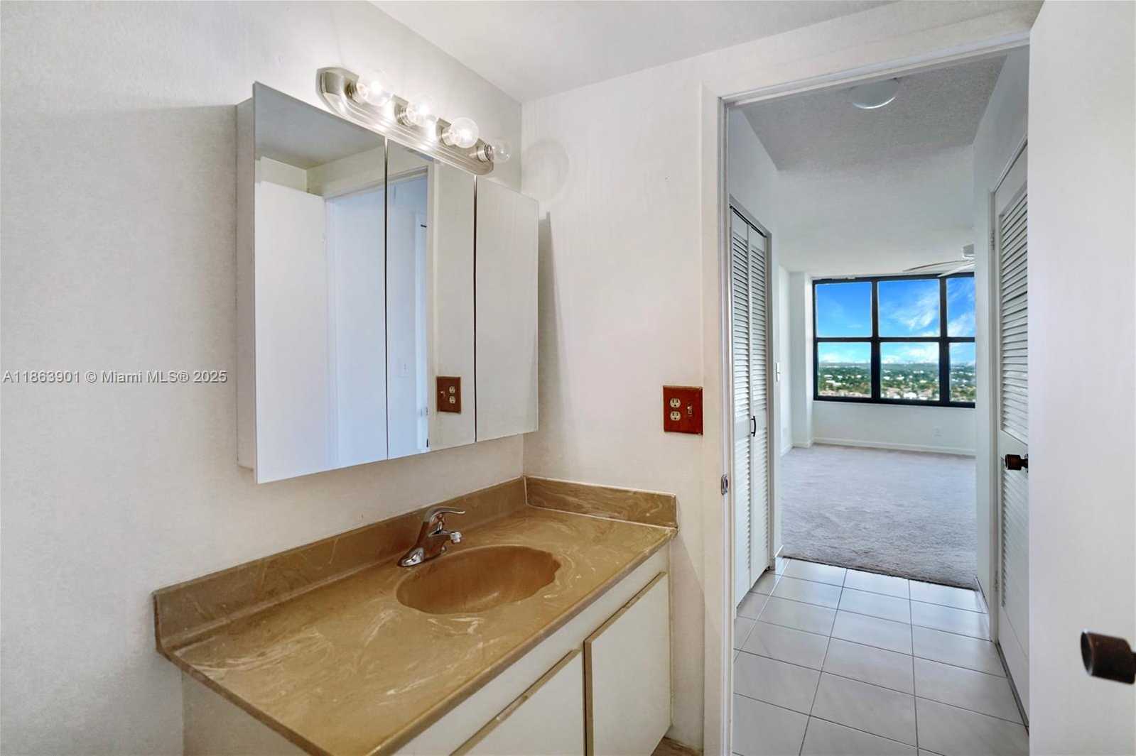 Small Image of 2500 PARKVIEW DR #2408, Hallandale Beach Number 15