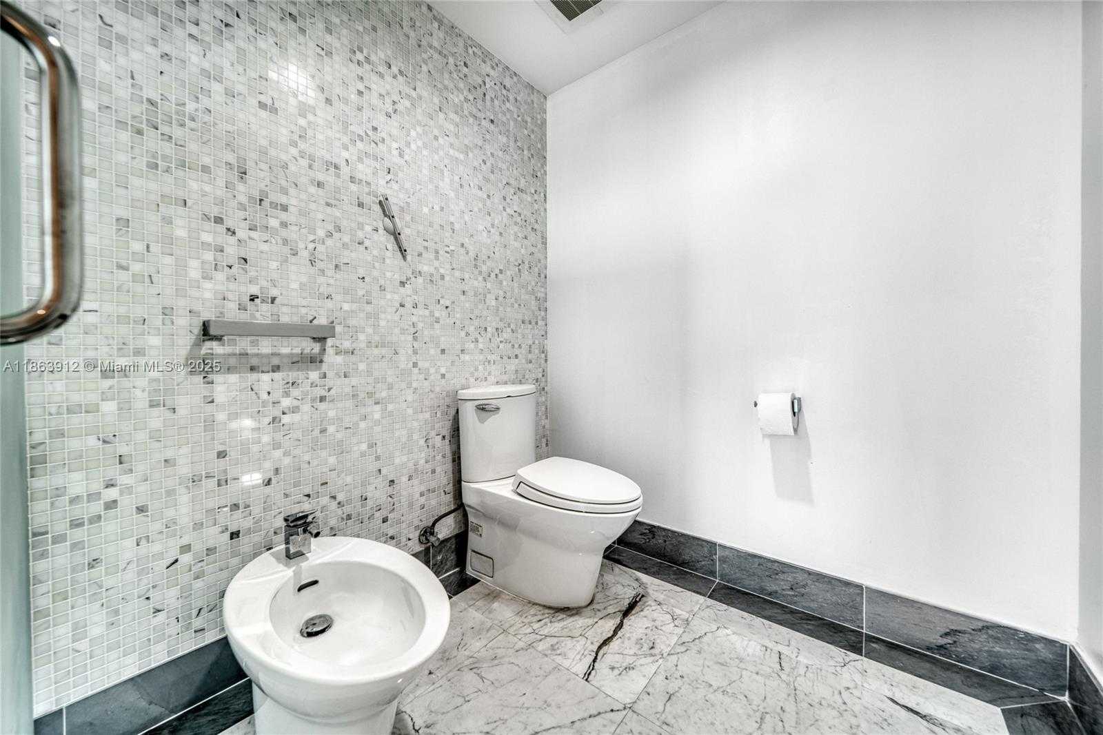 Small Image of 200 BISCAYNE BOULEVARD WAY #4411, Miami Number 12