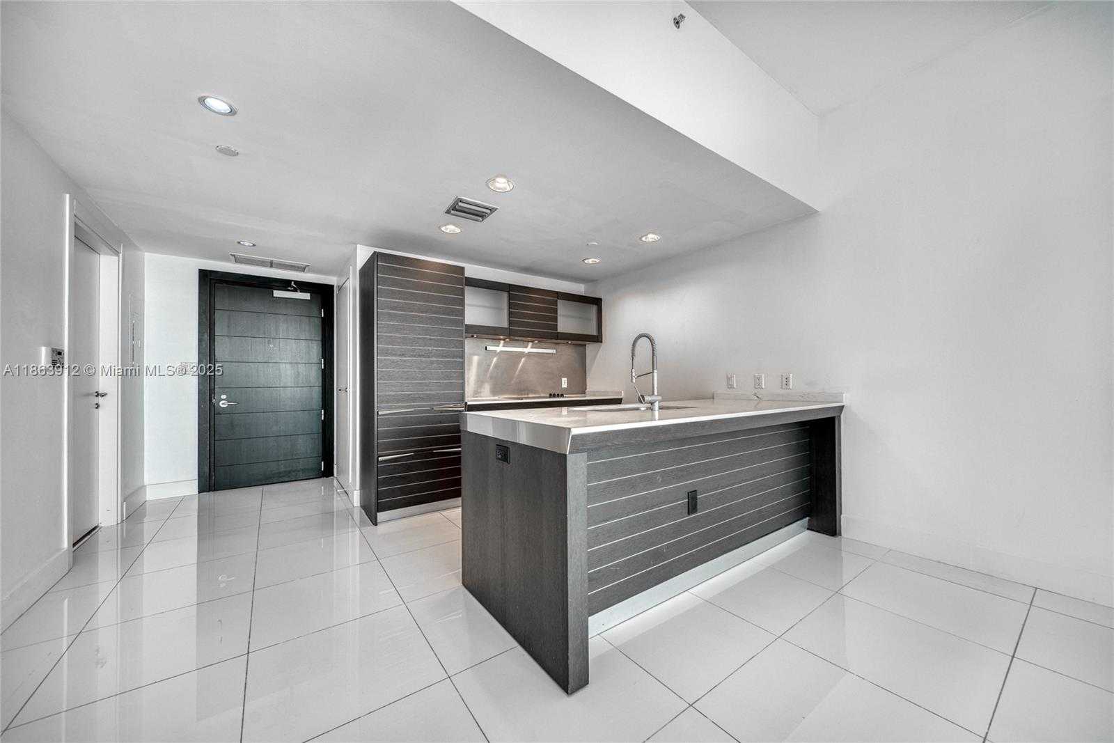 Small Image of 200 BISCAYNE BOULEVARD WAY #4411, Miami Number 3