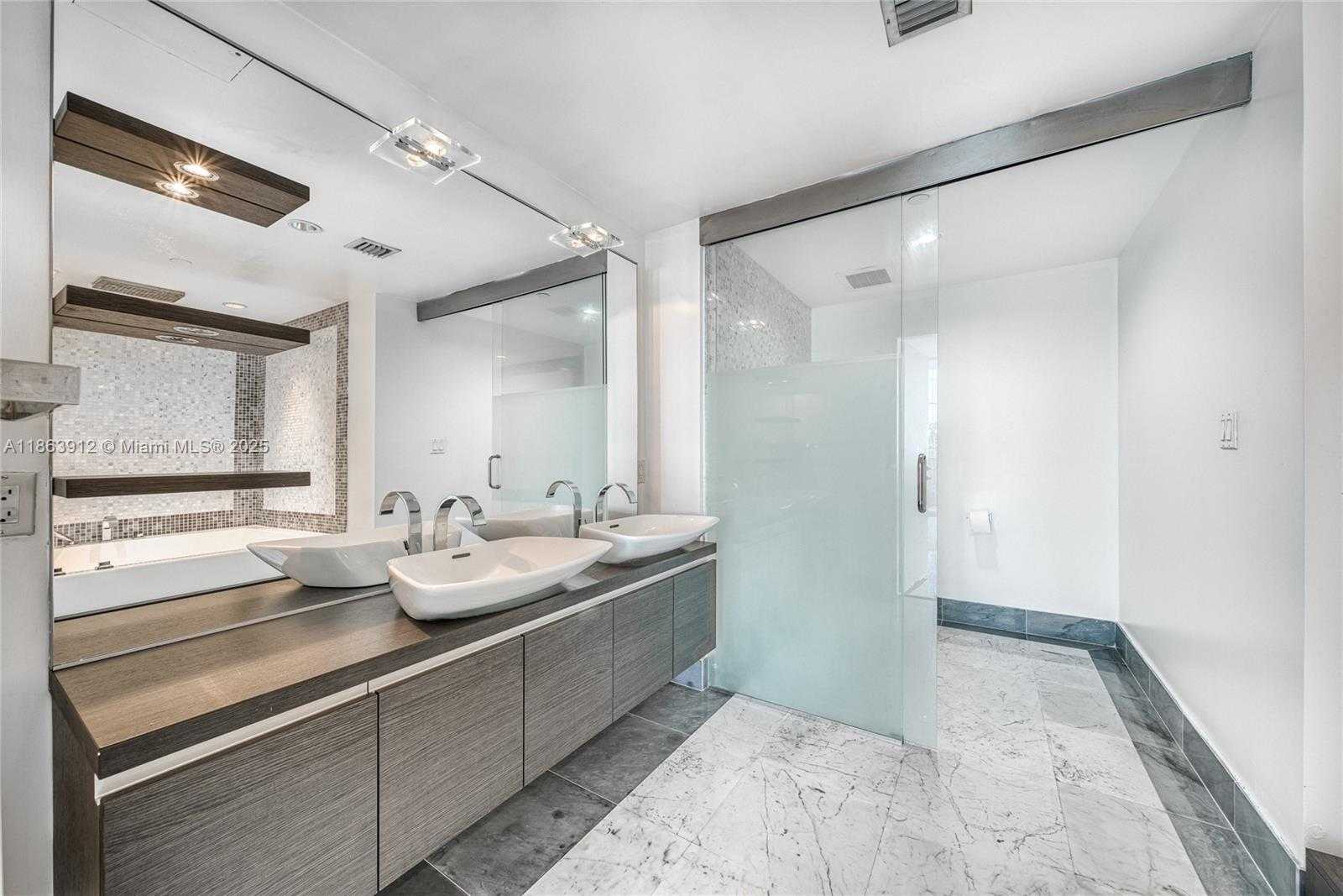 Small Image of 200 BISCAYNE BOULEVARD WAY #4411, Miami Number 9